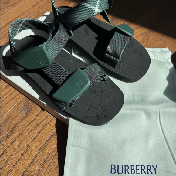 Sandals_&_Flip_Flops